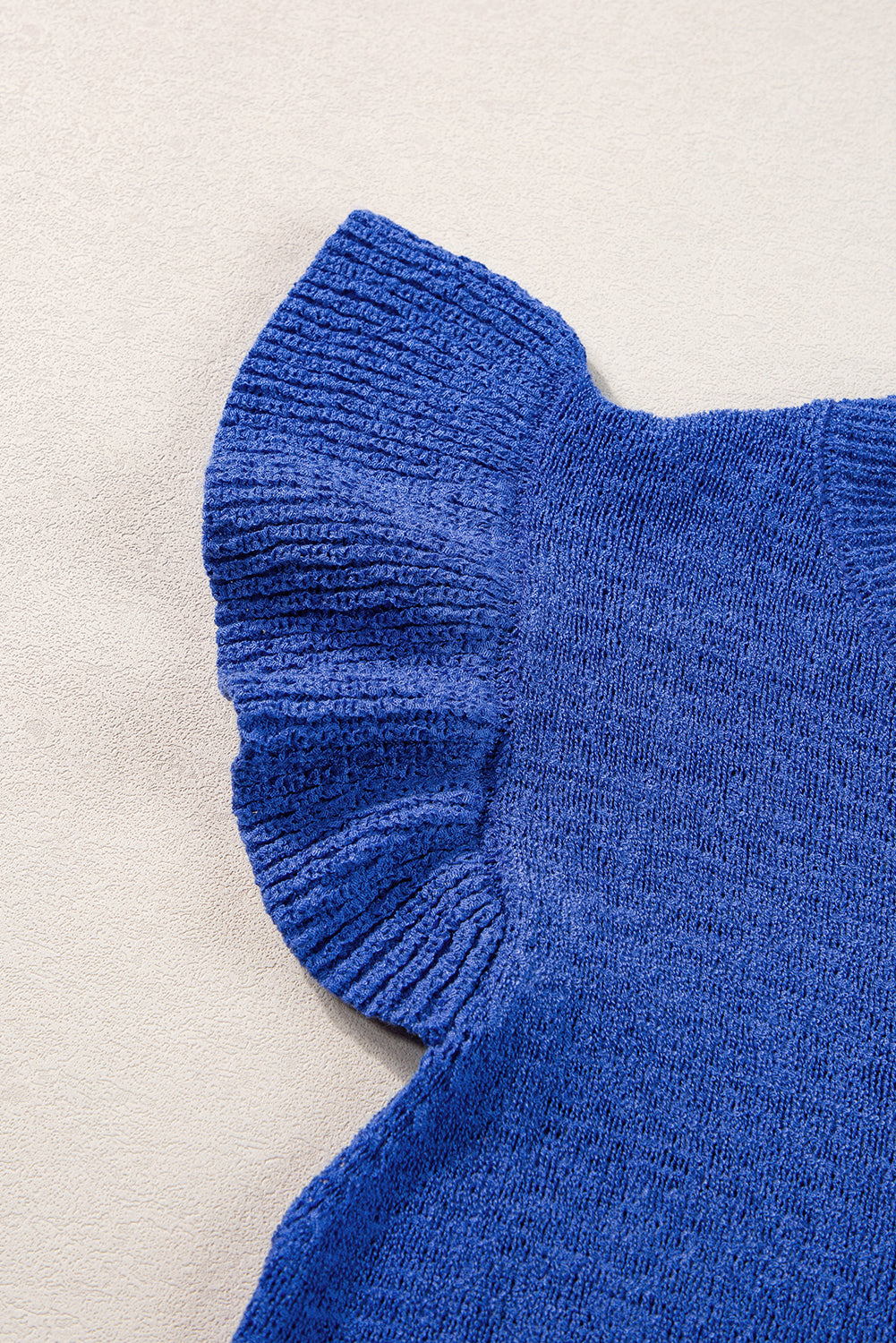 Dunkelblaues strickpullover-top mit rüschenärmeln