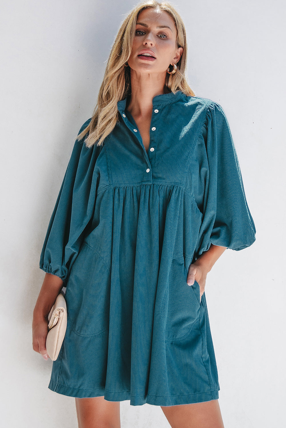 Blaues cord-knopf-kleid mit empire-taille und armband-ärmeln
