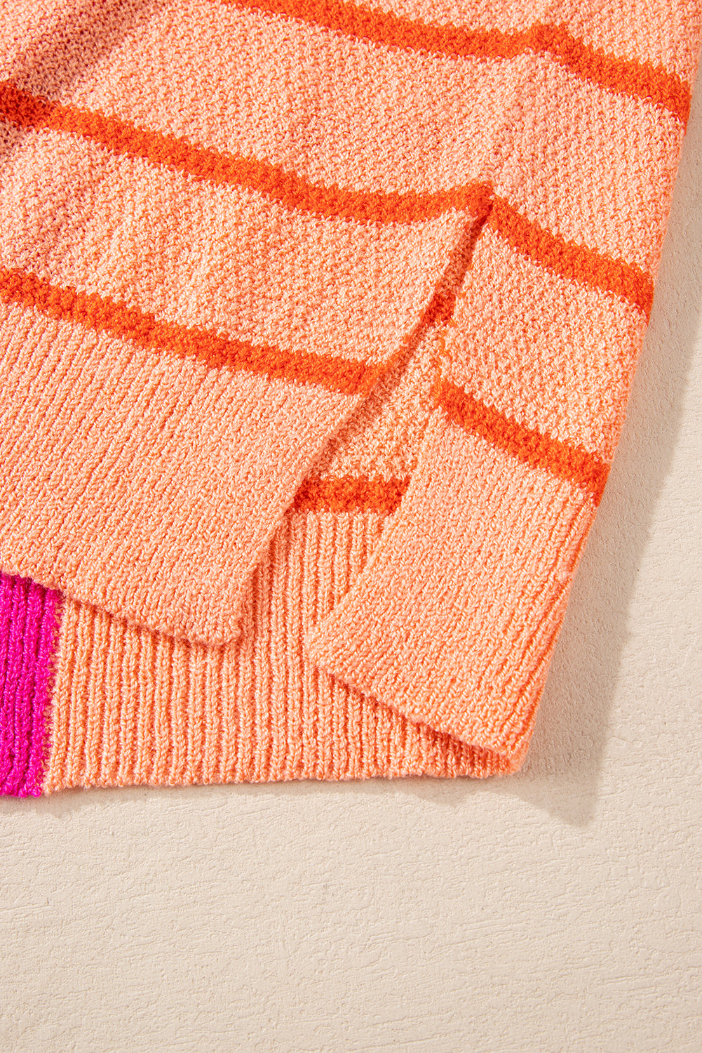 Mehrfarbig gestreifter farbblock strickpullover in lockerer passform