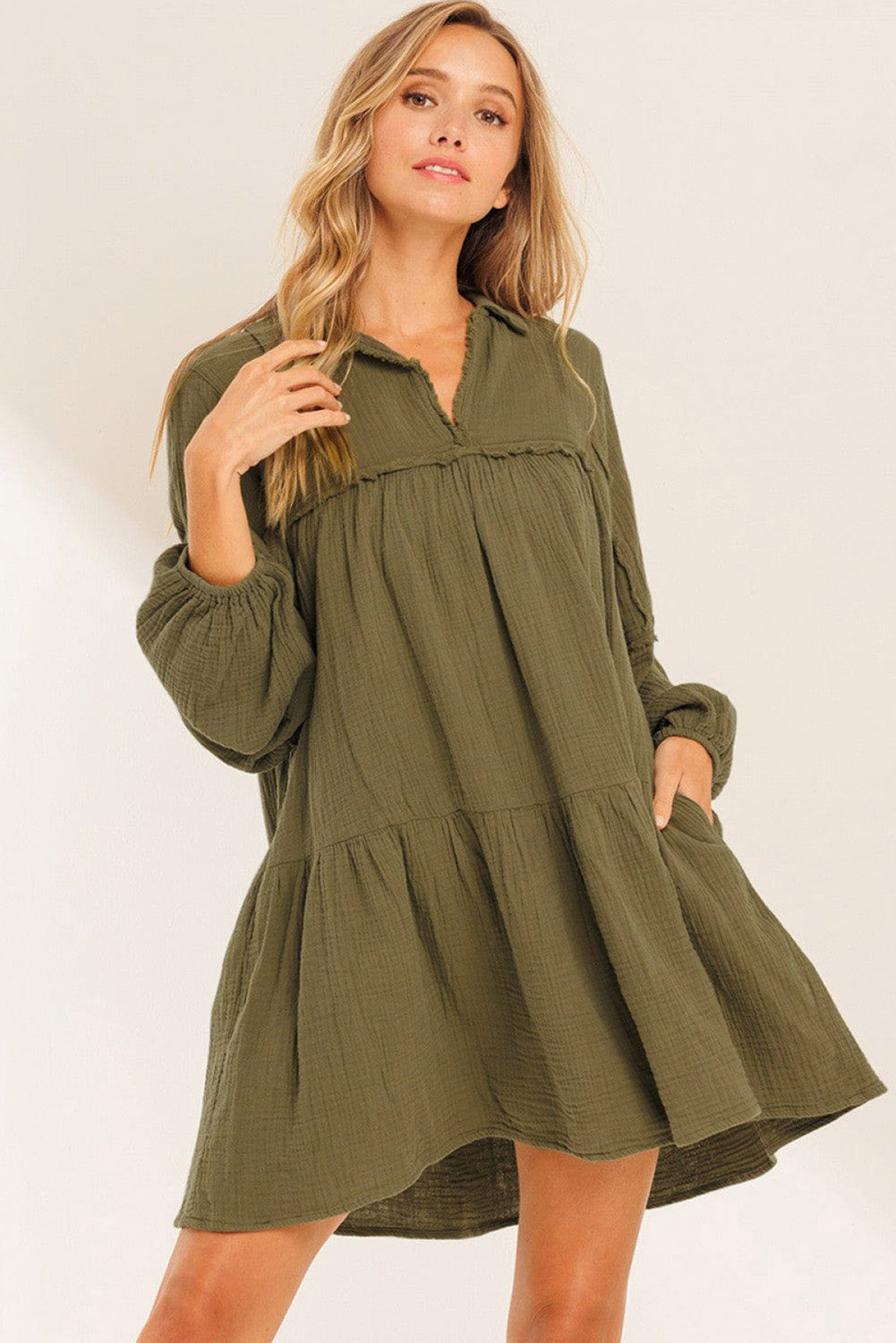Grünes ausgefranstes kleid mit ausgestelltem puffärmel und schlitzausschnitt