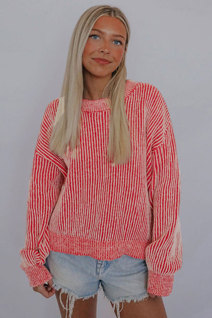 Gestreifter druck gerippter besatz pullover mit rundhalsausschnitt