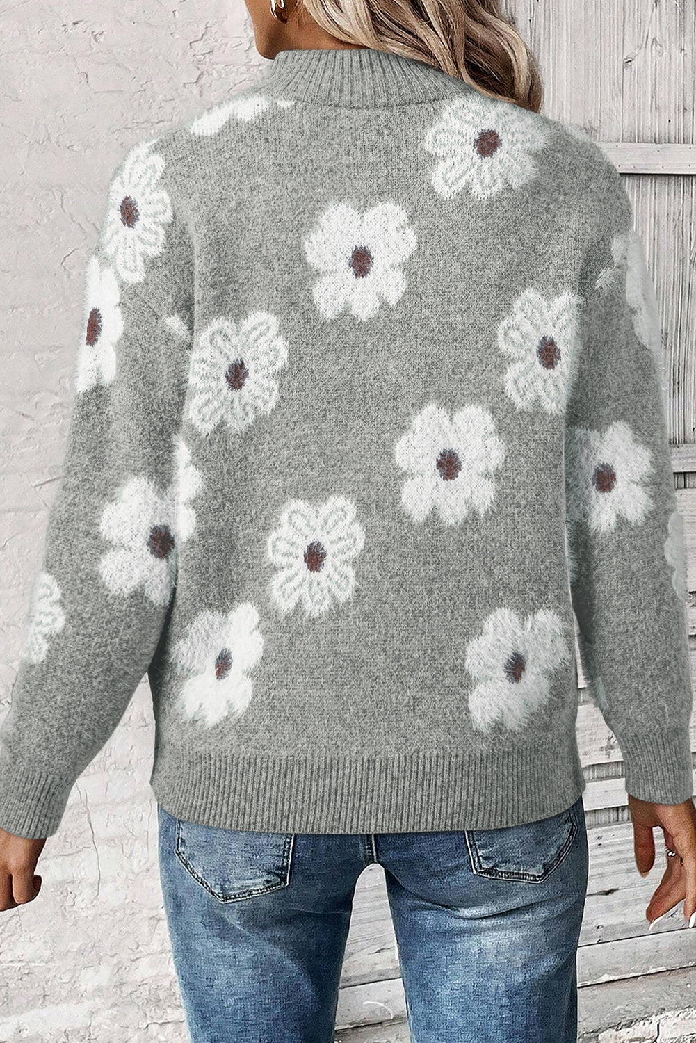 Grauer pullover mit floralem muster und halbem reißverschluss an der schulter