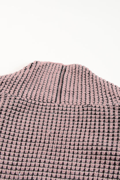 Rosa strickjacke mit waffelstrick und übergroßem kragen