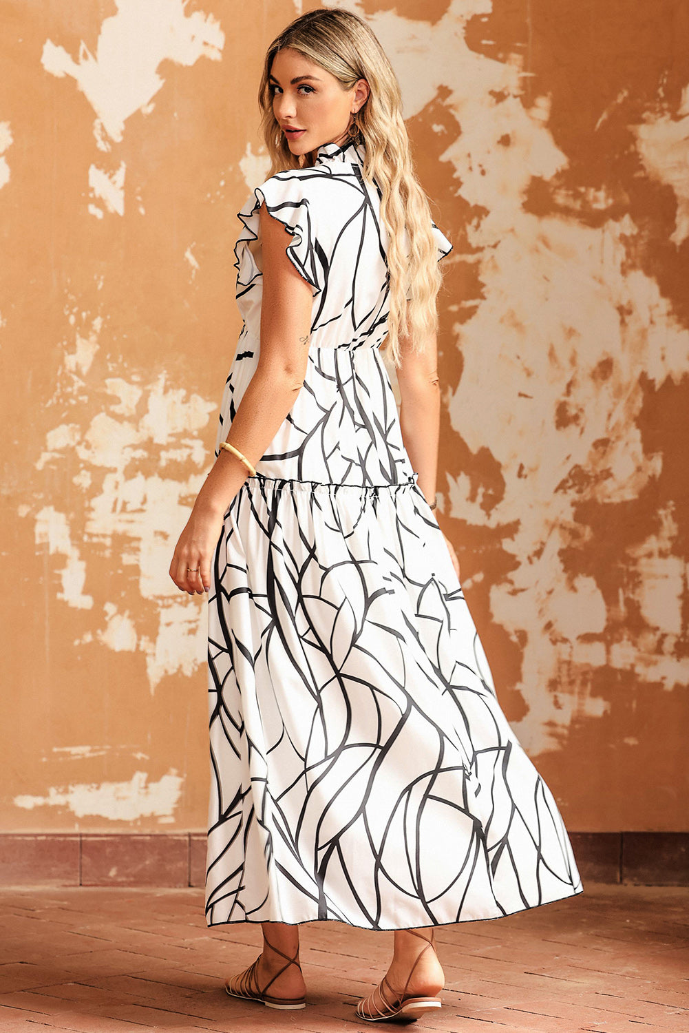 Weißes maxikleid mit abstraktem venenmuster und gerafftem ausschnitt