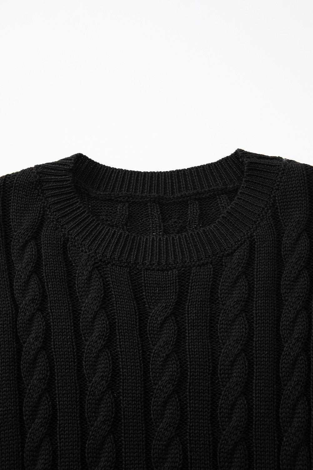Schwarzer kurzarmpullover mit rundhalsausschnitt aus kabelstrick