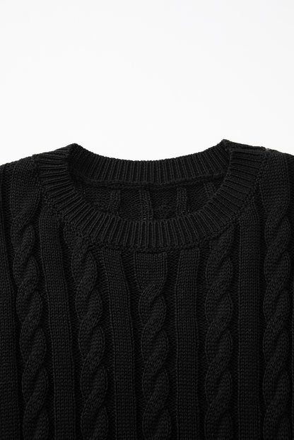 Schwarzer kurzarmpullover mit rundhalsausschnitt aus kabelstrick
