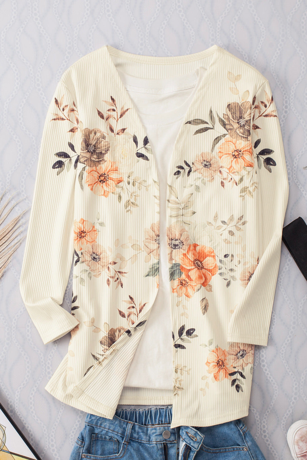 Aprikosenfarbener blumendruck rippenstrick strickjacke mit schmalem schnitt