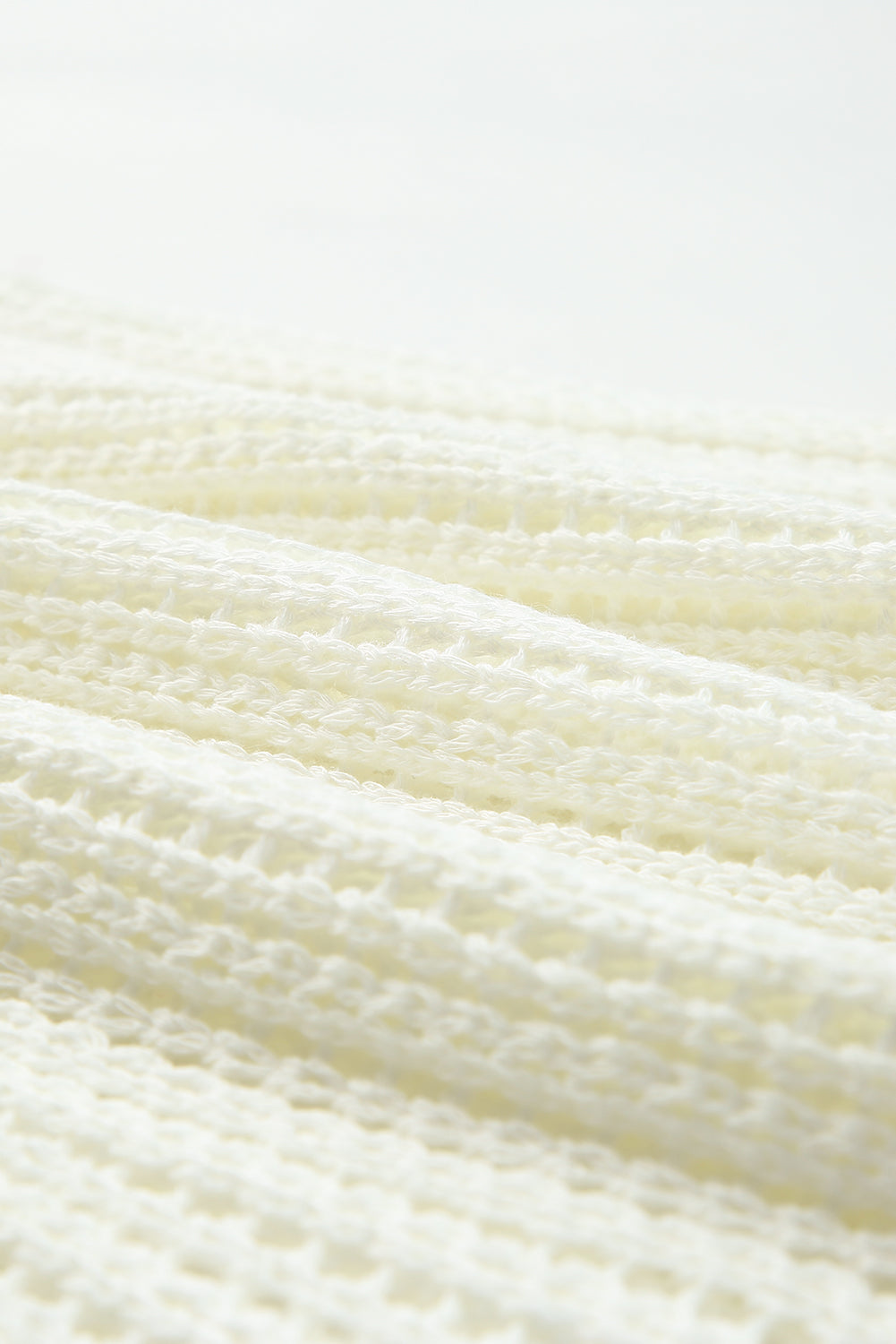 Weißes hohlgestricktes tank-top mit v-ausschnitt