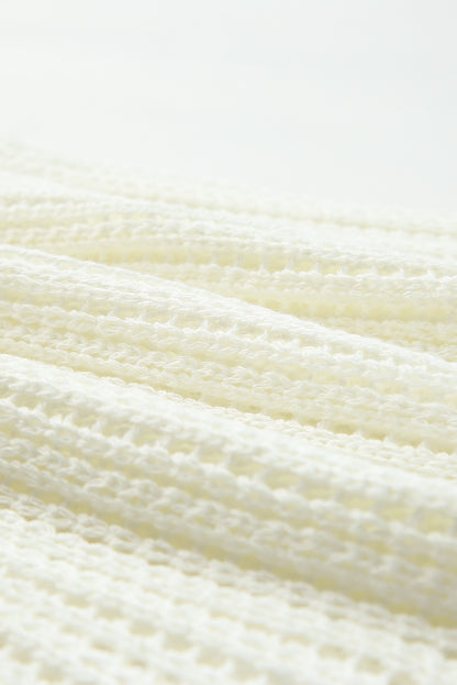 Weißes hohlgestricktes tank-top mit v-ausschnitt