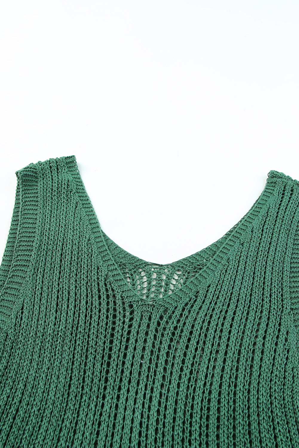 Grünes hohlgestricktes tank-top mit v-ausschnitt