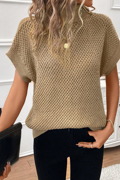 Blasser khaki-rollkragenpullover mit strukturierten kurzen ärmeln