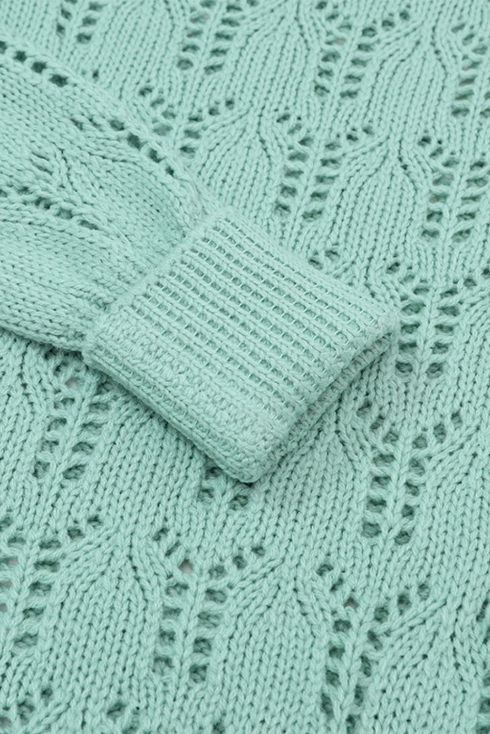 Grüner pointelle-pullover aus transparentem strick
