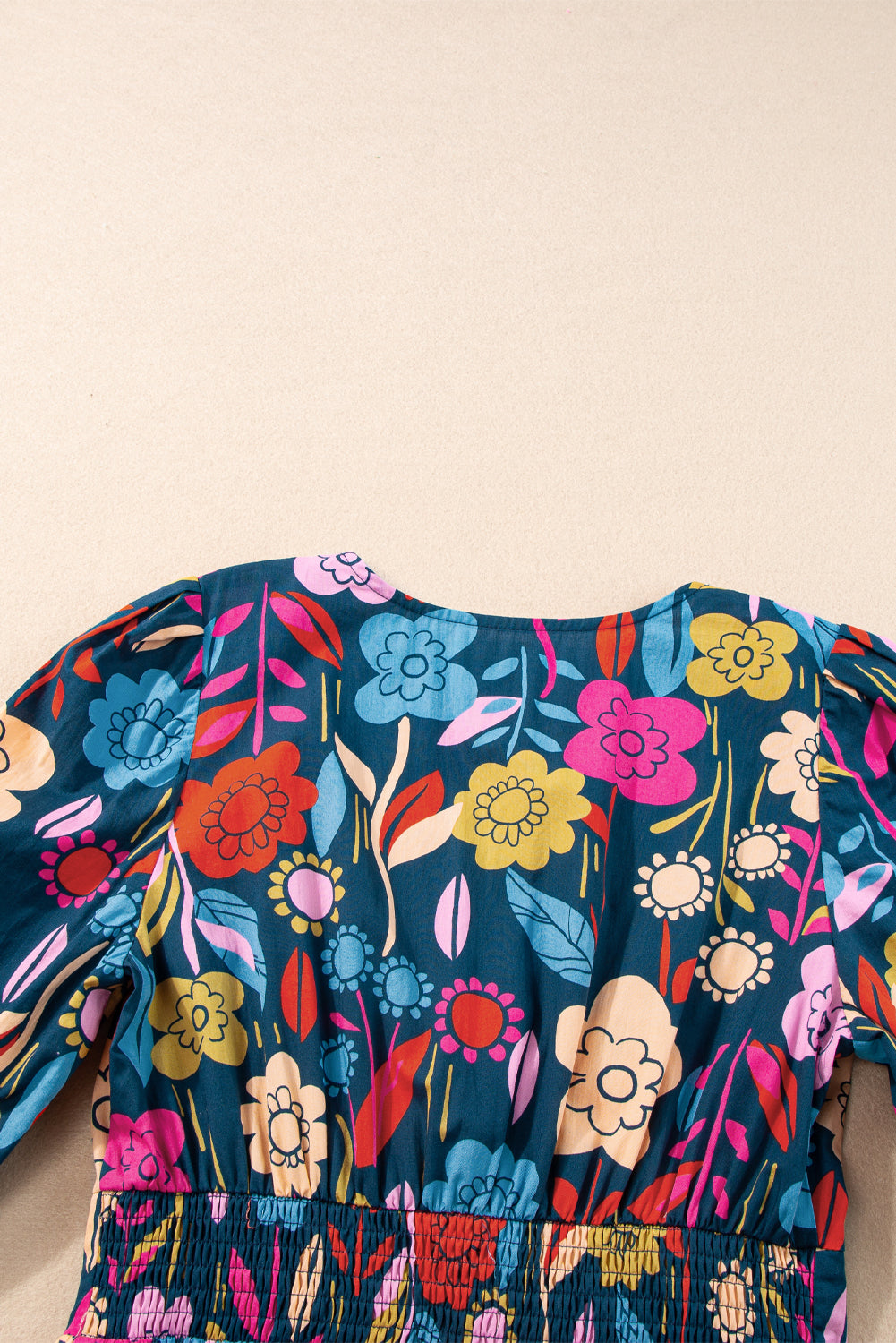 Grünes retro-maxikleid mit blumenmuster und geteiltem ausschnitt