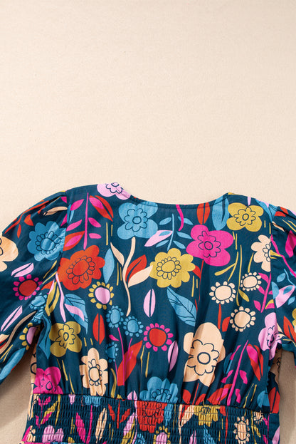 Grünes retro-maxikleid mit blumenmuster und geteiltem ausschnitt