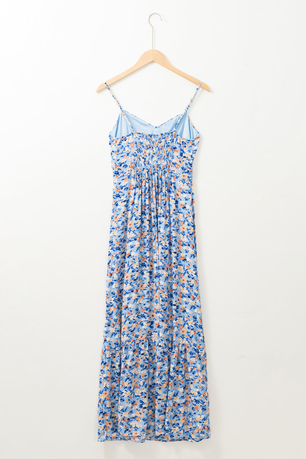 Himmelblaues gerafftes maxikleid mit blumendruck
