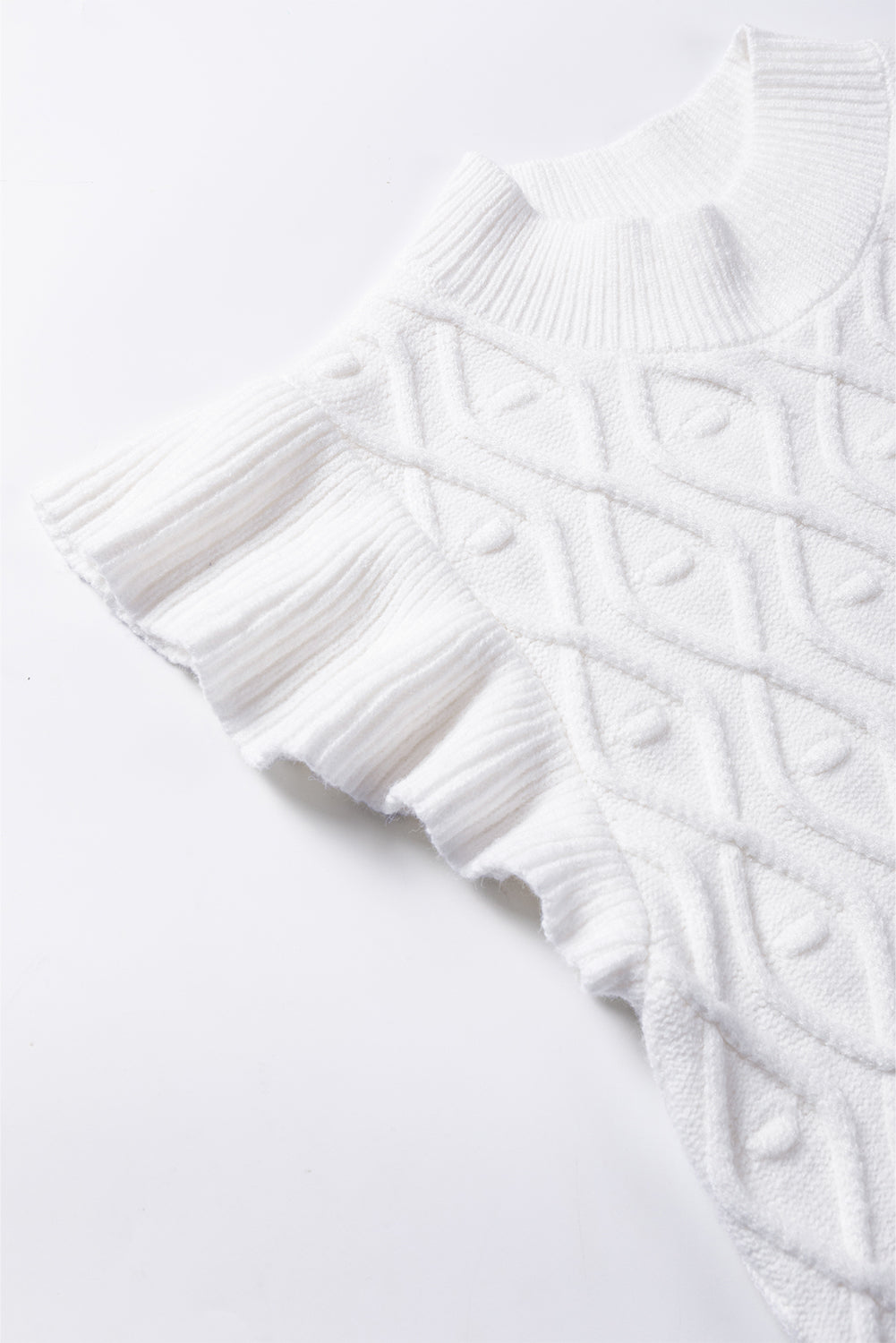 Weiße strickweste mit strukturiertem rüschenausschnitt