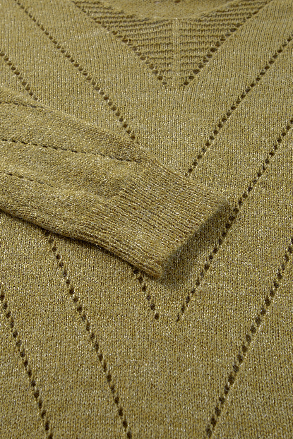 Salbeigrüner pullover mit v-ausschnitt und tropfenschulter in ösenform