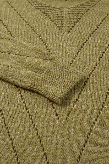 Salbeigrüner pullover mit v-ausschnitt und tropfenschulter in ösenform