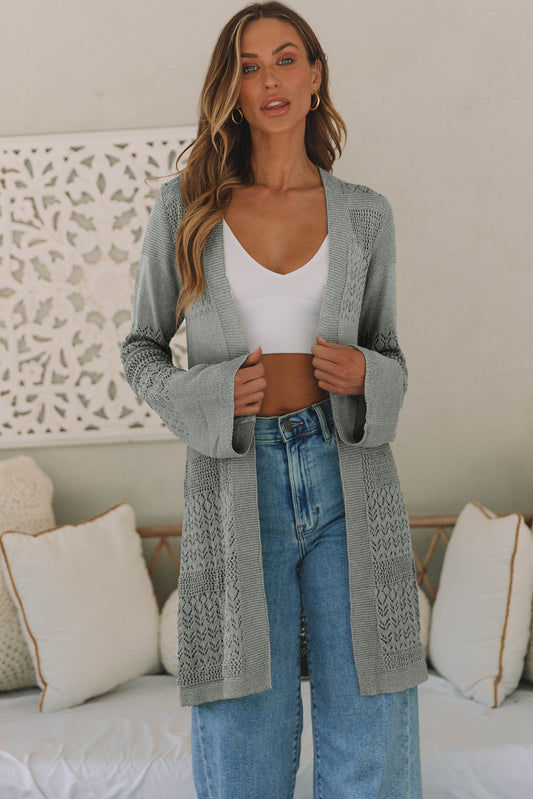 Graue pointelle-strickjacke mit offener vorderseite