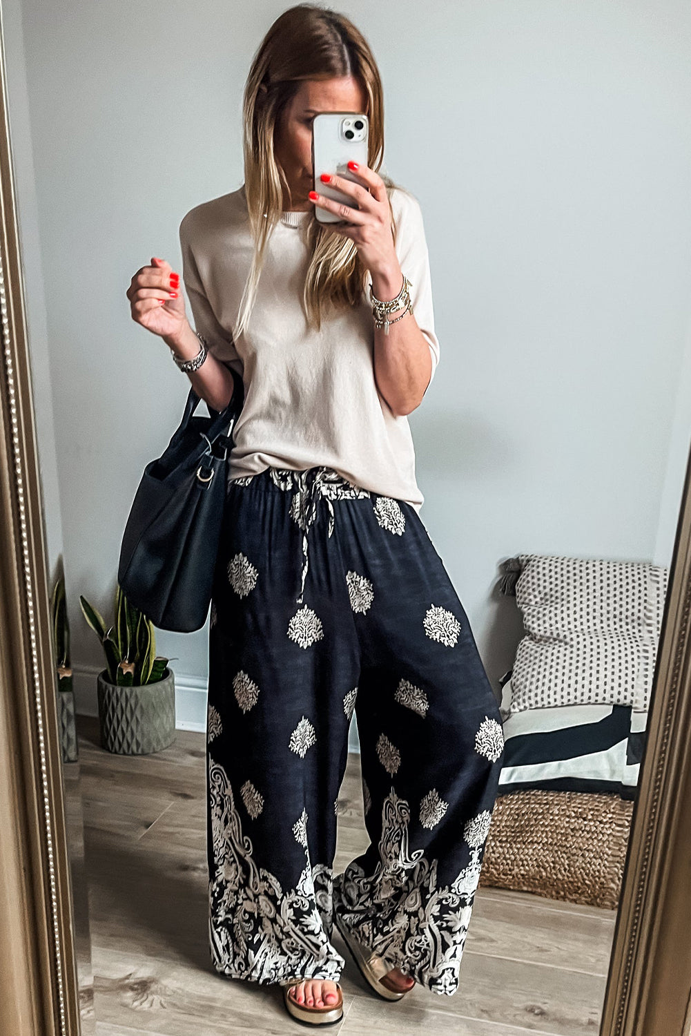 Schwarze, böhmische, bedruckte hose mit weitem bein und kordelzug