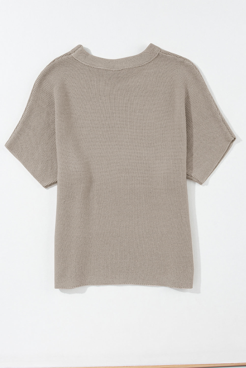 Aprikosenfarbener pullover mit hohem hals und kurzen fledermausärmeln