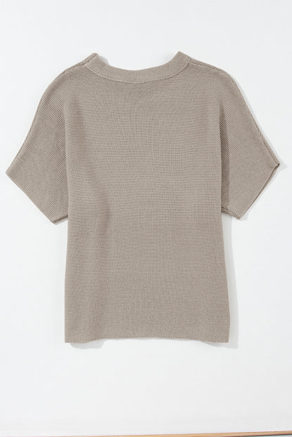 Aprikosenfarbener pullover mit hohem hals und kurzen fledermausärmeln