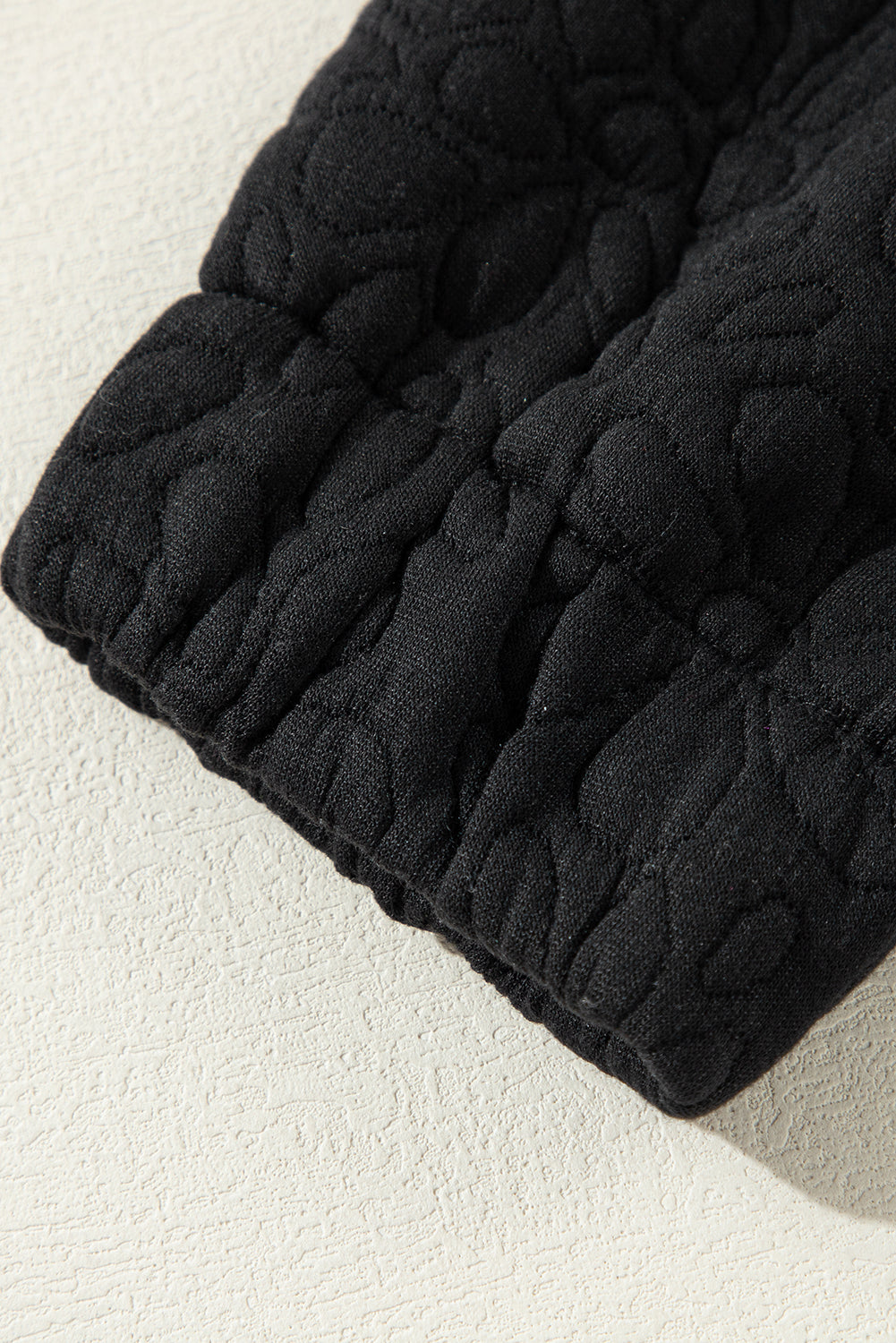 Schwarze gesteppte jacke mit blumenmuster