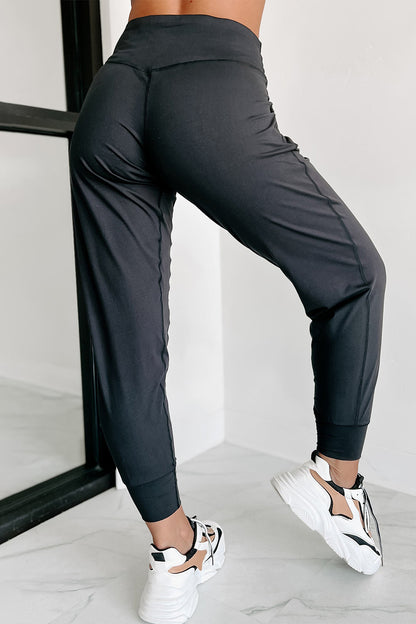 Schwarze jogginghose mit hoher taille und offener naht