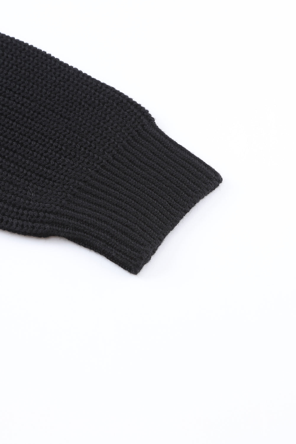 Schwarzer pullover mit v-ausschnitt aus rippenstrick