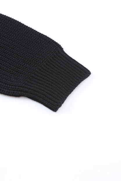 Schwarzer pullover mit v-ausschnitt aus rippenstrick