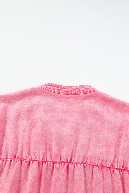 Rosa gerüschtes minikleid aus denim mit kurzen ärmeln und knöpfen