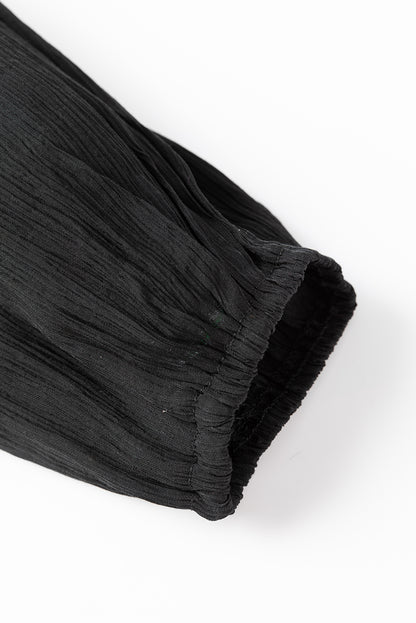 Schwarzes v-ausschnitt-schleifenknoten-ausschnitt-rüsche gestuftes maxikleid
