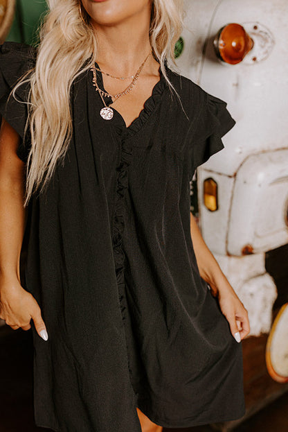 Schwarzes Shiftkleid mit Rüschenärmeln und V-Ausschnitt mit Rüschen