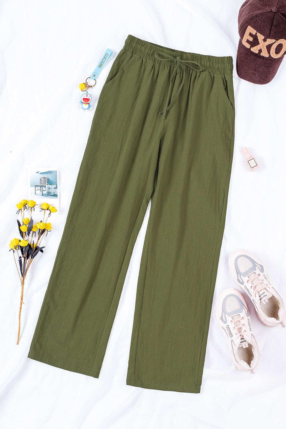 Grüne hose mit kordelzug und elastischer taille lange, gerade hosenbeine