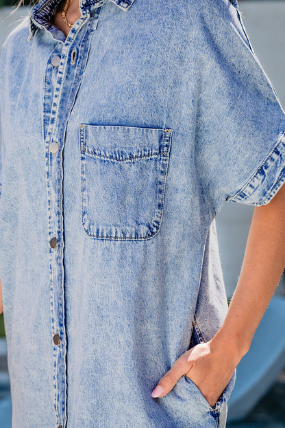 Hellblaues lockeres Hemd mit kurzen Ärmeln und mittlerer Waschung Chambray-Kleid