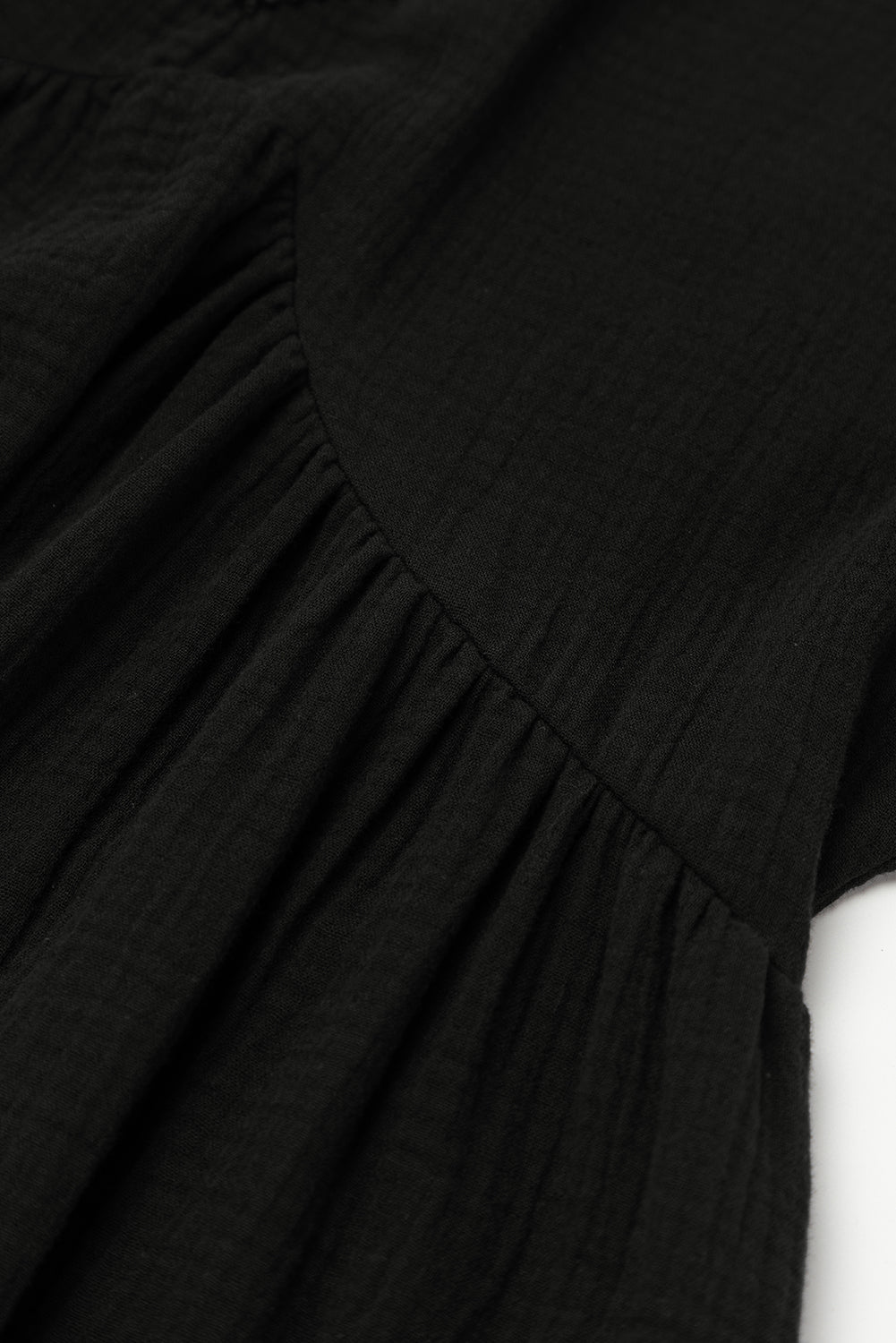 Schwarzes gefaltetes minikleid mit kurzen ärmeln und v-ausschnitt
