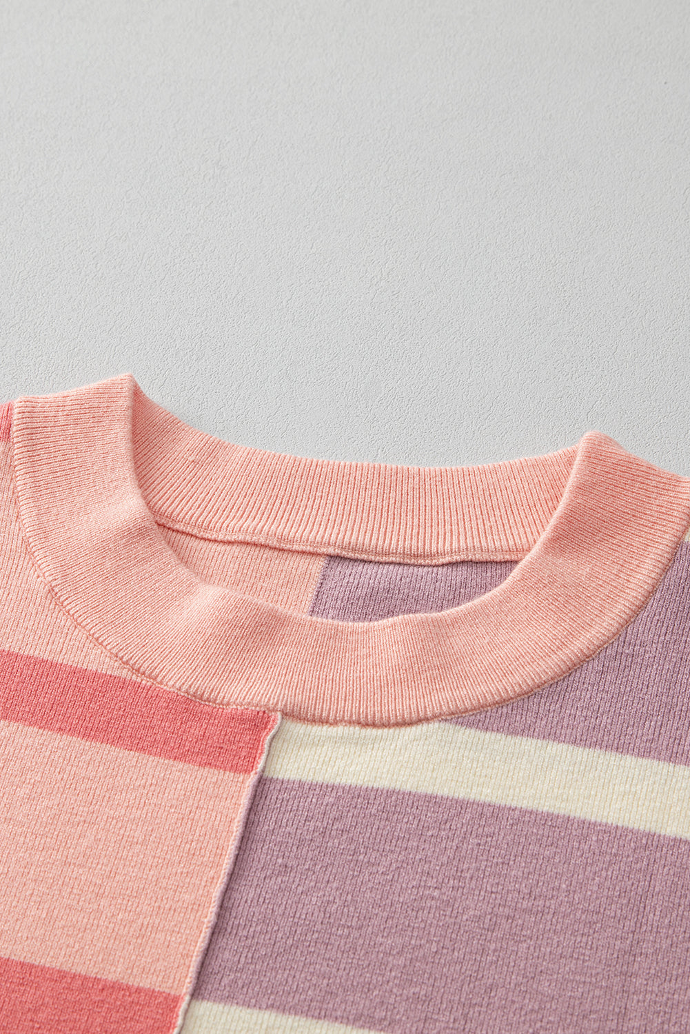 Rosa gestreifter colorblock-pullover in übergröße