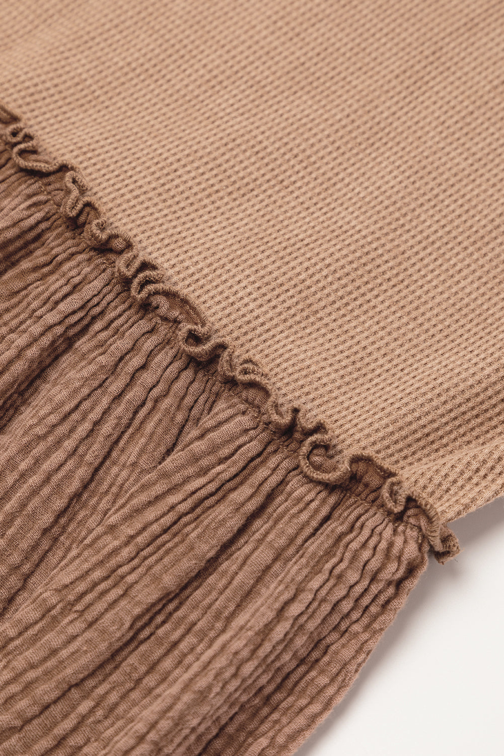 Khakifarbenes waffel-knitter-patchwork-kleid mit rüschen und schlaghose