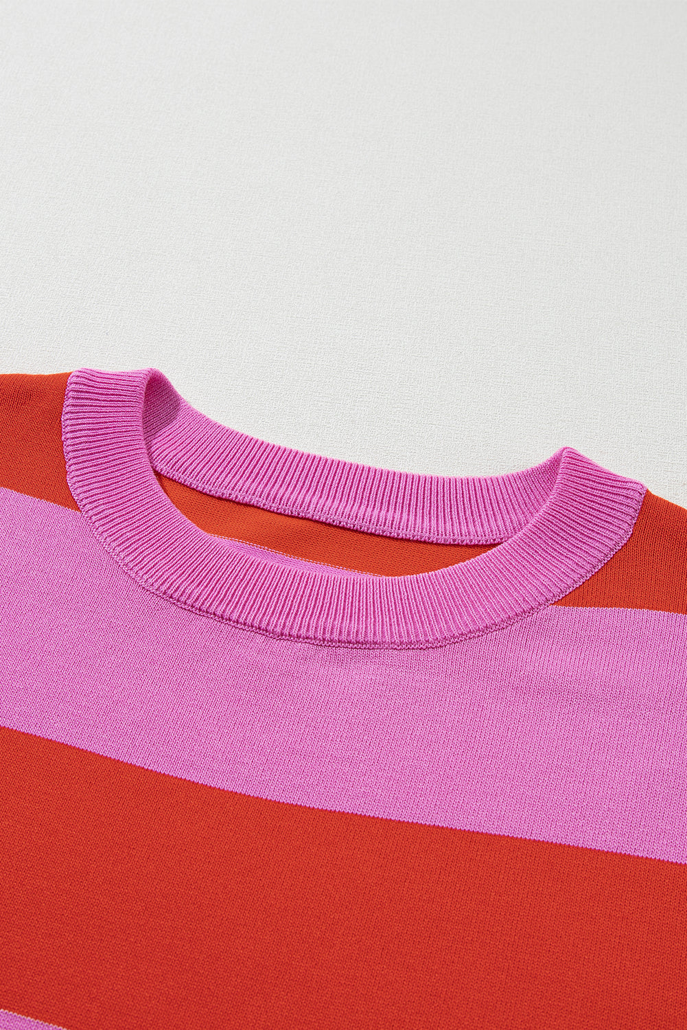 Hellrosa gestreiftes colorblock-strick-t-shirt