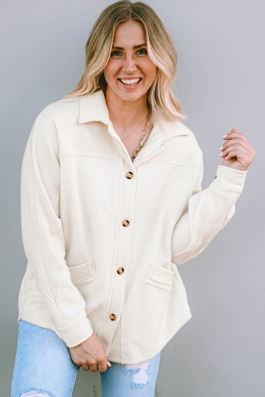 Beige knopfleiste mit nähten tasche rohsaum jacke
