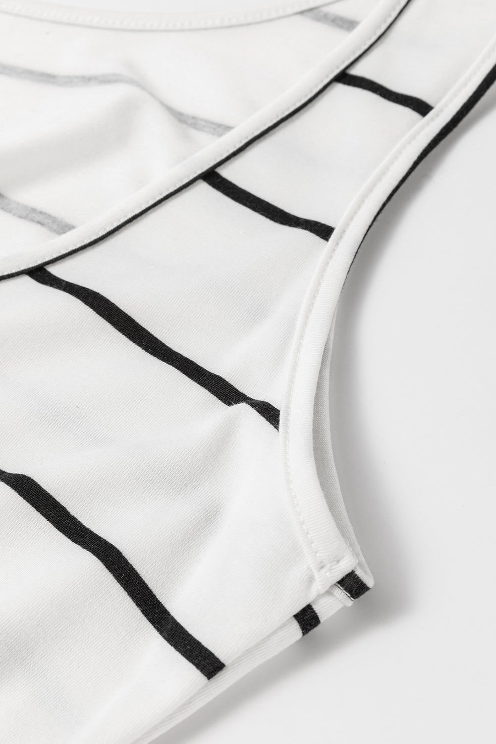 Weißes, gestreiftes, ärmelloses maxikleid mit schlitzen und offenem rücken