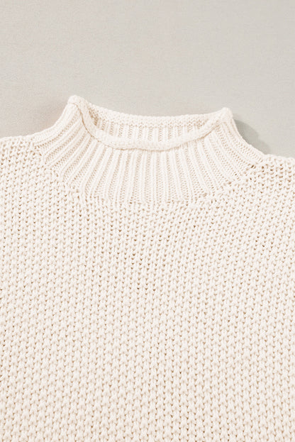 Beigefarbener fledermaus-kurzarmpullover mit hohem halsausschnitt