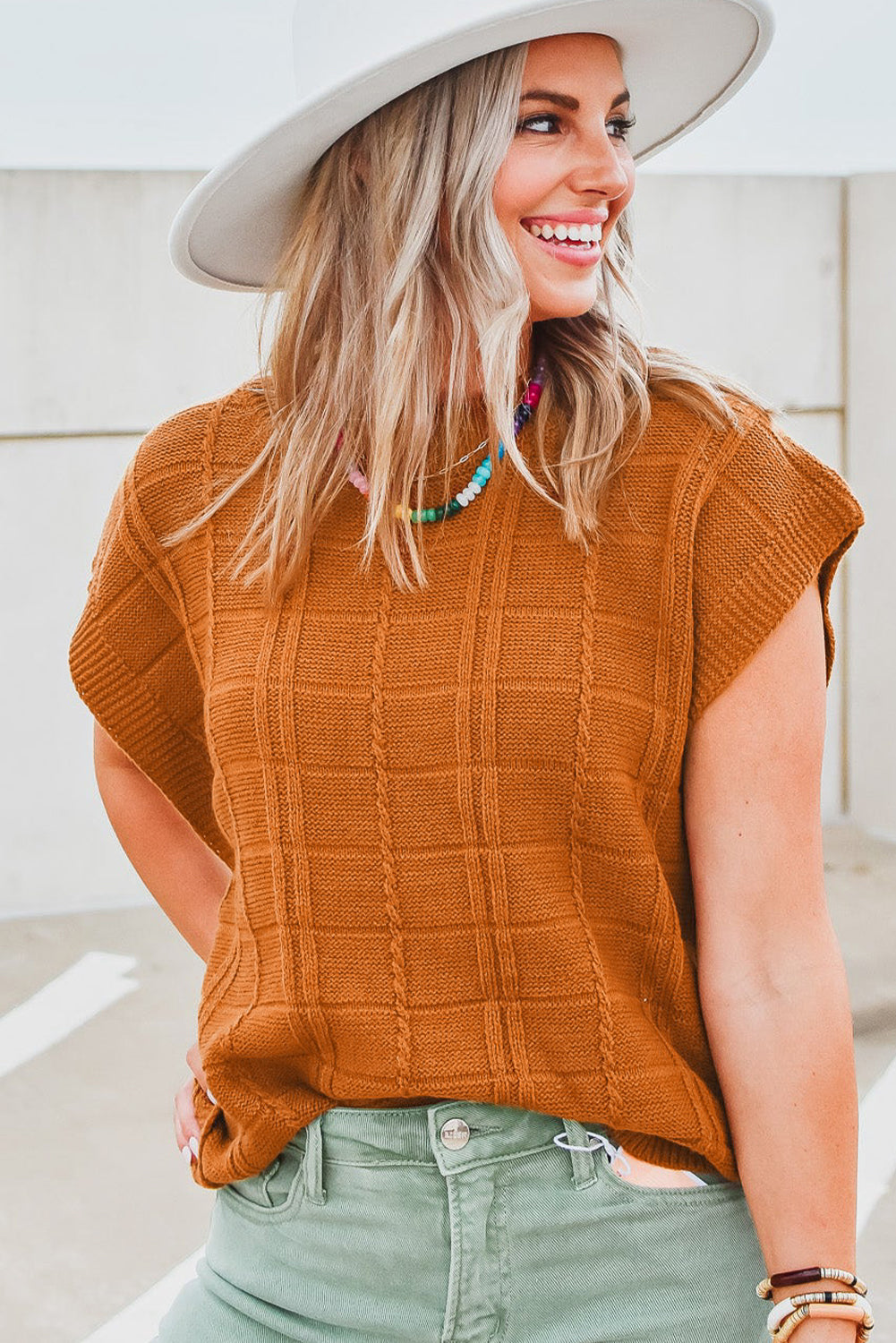 Kastanienbrauner kurzarmpullover mit gitterstruktur