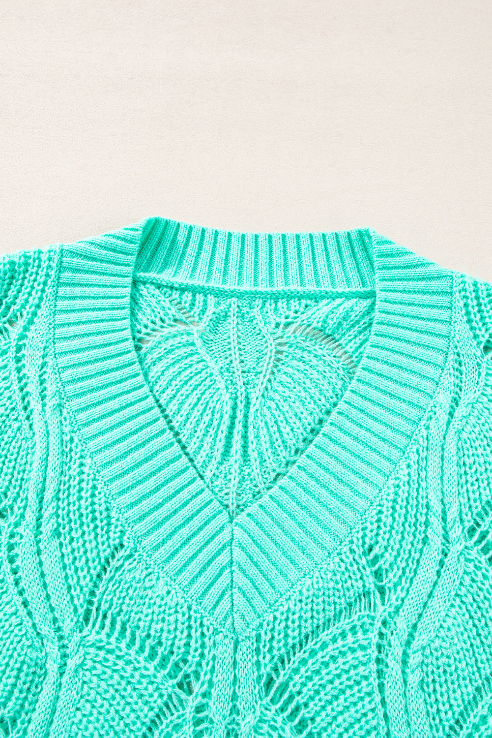 Mintgrüner strickpullover mit hohlem v-ausschnitt und tropfenschulter