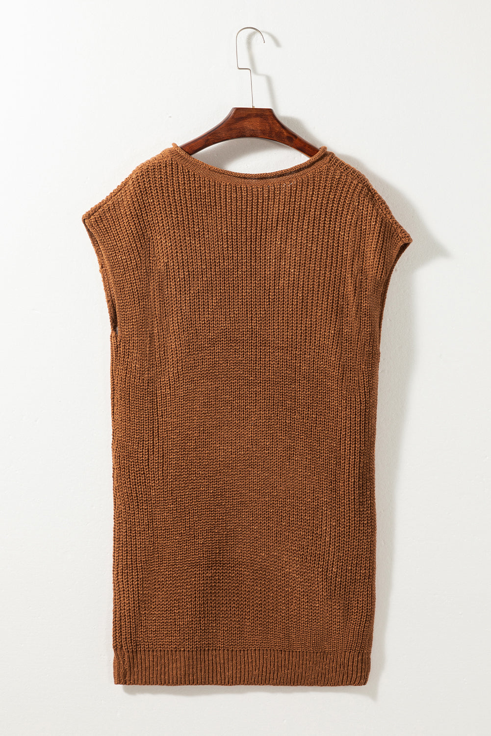 Kamelfarbenes pulloverkleid mit kurzen ärmeln und v-ausschnitt