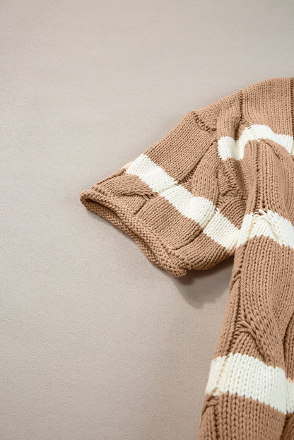 Dunkelkhakifarbener gestreifter kurzarmpullover mit zopfmuster