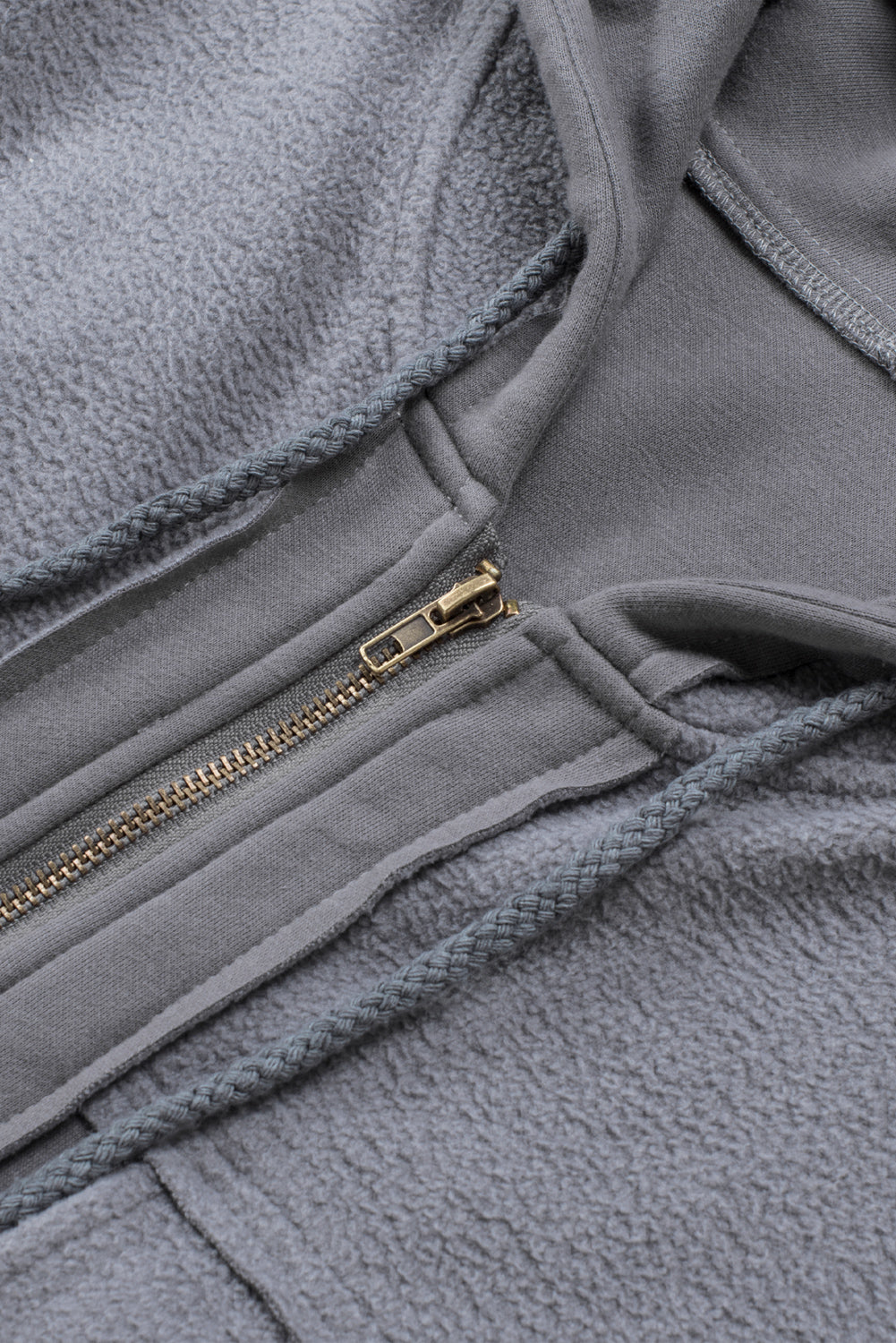 Graue klappentasche mit kordelzug kapuze zip up jacke