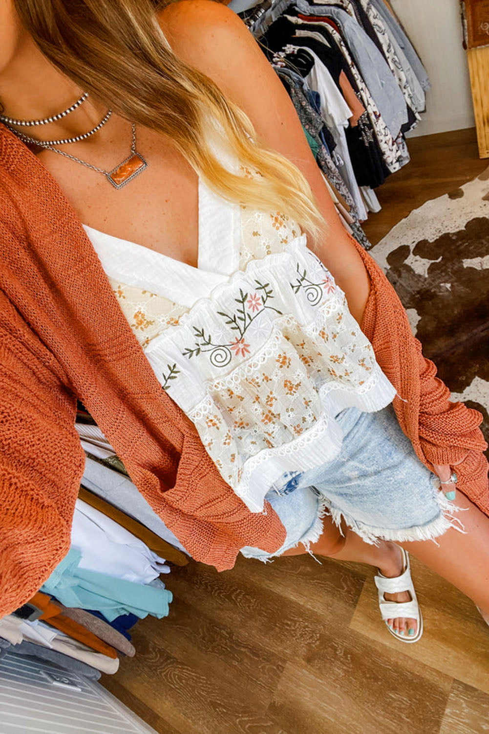 Tomatenrote strickjacke mit taschen und offener vorderseite aus strukturiertem strick