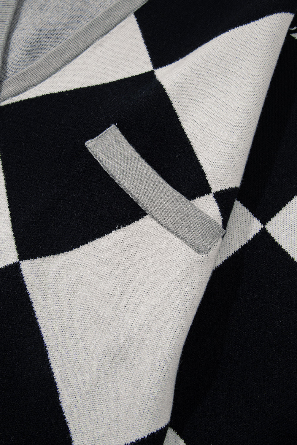 Schwarzer colorblock-cardigan mit geknöpften schultern und lockerer passform