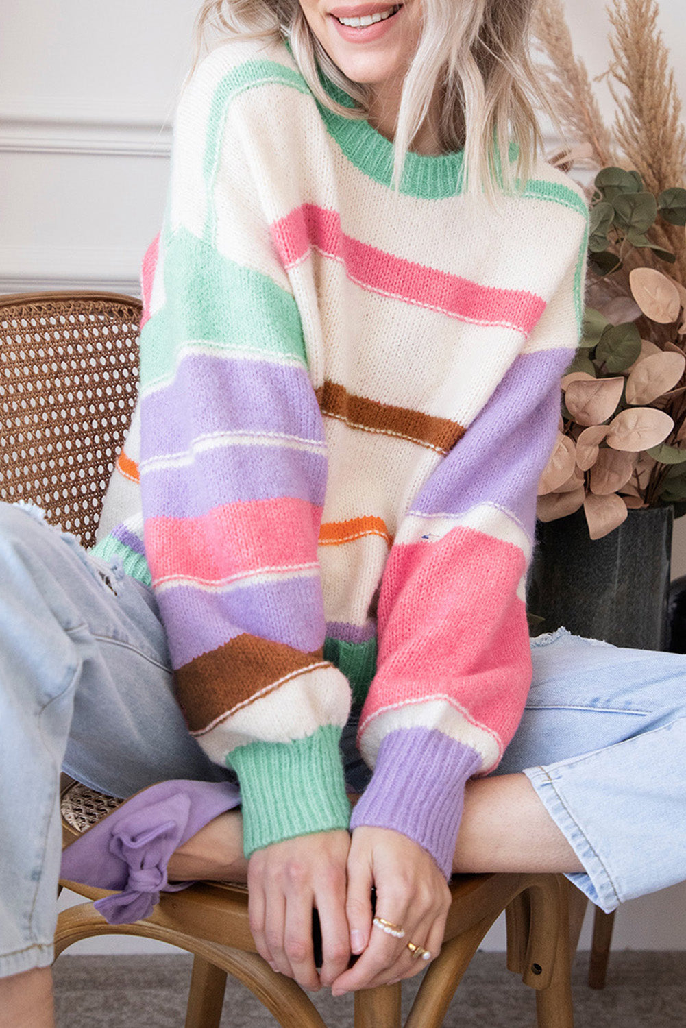 Mehrfarbig gestreifter colorblock pullover mit überschnittenen schultern
